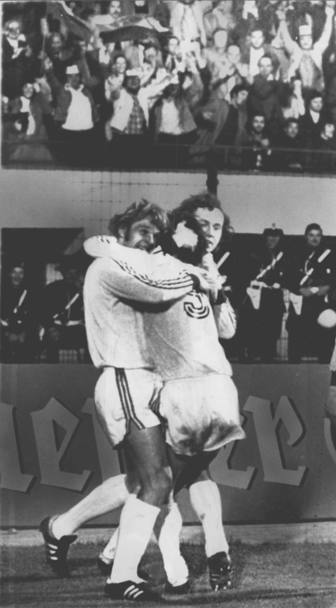 Nel 1974 Beckenbauer conquista anche la Coppa dei Campioni con il Bayern Monaco che, dopo una prima finale finita 1-1, si aggiudica la coppa nella ripetizione della partita battendo l&#39;Atletico Madrid 4-0. Qui l&#39;abbraccio tra Gerd Muller, Rainer Zobel e Franz Beckenbauer 